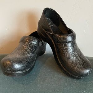 Black paisley Dansco clog, size 37 excellent condition!